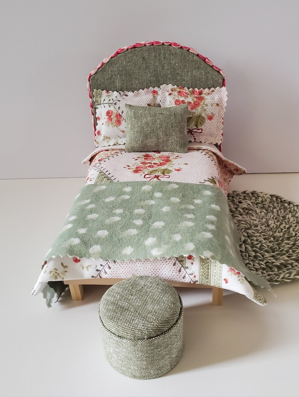Miniature Dollhouse 1:12 Scale Green Bed Ottoman Floral Maileg - Picture 2 of 5